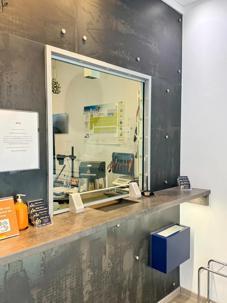 Accueil et guichet Golden Cash · évaluation sur place