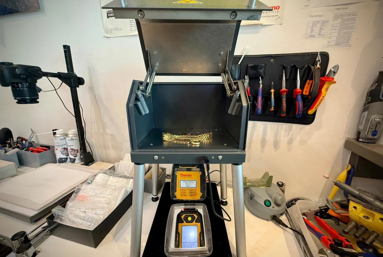 Analyse high-tech au spectromètre XRF · Golden Cash Genève